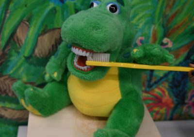 Kinderzahnarzt Basel und Umgebung Wildsmile Dino putzt Zähne
